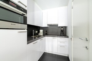 Réfrigérateur, micro-ondes, plaque de cuisson, lave-vaisselle