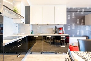 Refrigerador, microondas, parrilla de estufa y lavavajillas 