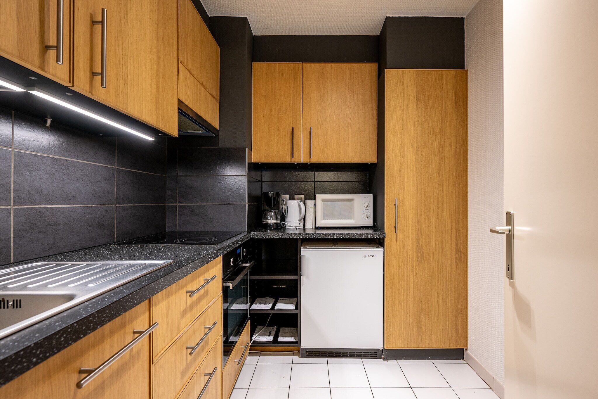 Frigorífico, microondas, horno y placa de cocina