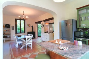 Kühlschrank, Herdplatte, Geschirrspüler, Esstisch