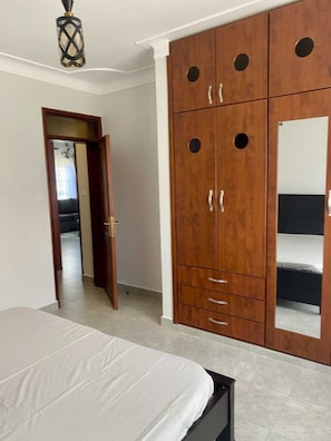 2 habitaciones, tabla de planchar con plancha, wifi y ropa de cama