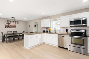 冷蔵庫、電子レンジ、オーブン、コンロ