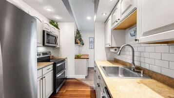 Een koelkast, een magnetron, een oven, een kookplaat