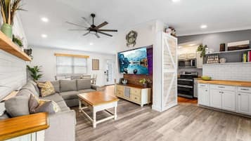 Een smart-tv en videogames