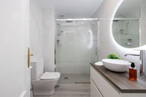 Douche, sèche-cheveux, serviettes fournies