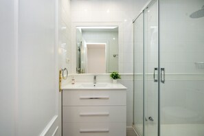 Shower, hair dryer, towels