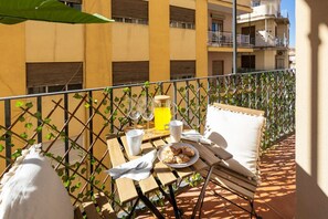 Outdoor dining - ChezmoiHomes Gran Vía 47 (Granada)