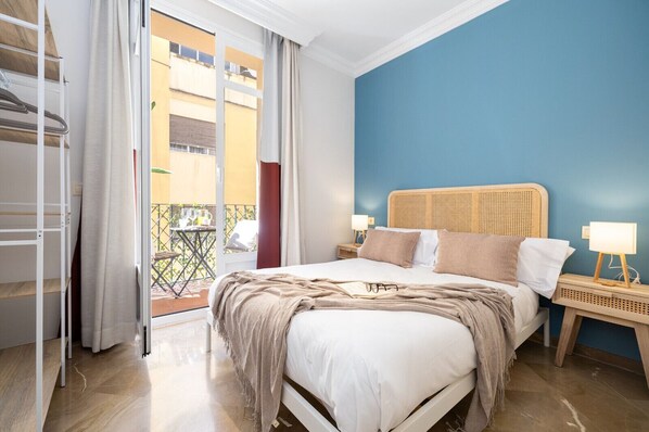 1 habitación, tabla de planchar con plancha y ropa de cama 