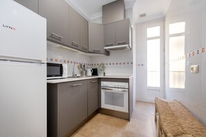 Fridge, microwave, oven, coffee/tea maker - ChezmoiHomes Gran Vía 47 (Granada)