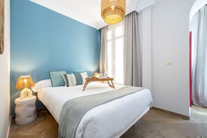 1 quarto, ferros/tábuas de passar roupa, roupa de cama