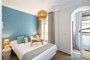 1 habitación, tabla de planchar con plancha y ropa de cama 