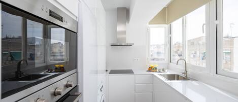 Kühlschrank, Mikrowelle, Ofen, Geschirrspüler