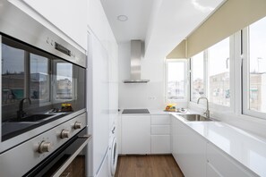 Kühlschrank, Mikrowelle, Ofen, Geschirrspüler