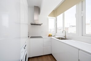 Kühlschrank, Mikrowelle, Ofen, Geschirrspüler