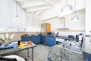 Køleskab, mikrobølgeovn, ovn, kogeplade