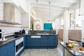 Kühlschrank, Mikrowelle, Ofen, Herdplatte