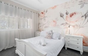 2 bedrooms, desk, iron/ironing board, free WiFi - Estuary cottage, tranquil for that much needed get away. (Falcon)