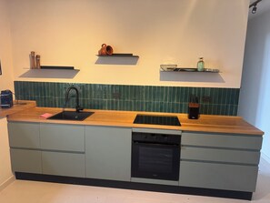 Frigorifero, forno, piano cottura, lavastoviglie