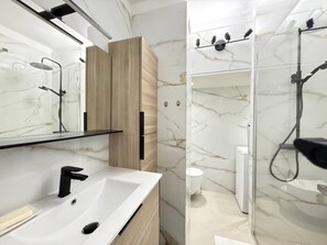 Shower, hair dryer, towels, soap - Beach studio in Golfe-Juan with sea view, parking near Cannes, Antibes (Vallauris)