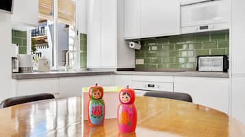 Geladeira, micro-ondas, cooktop, cafeteira/chaleira