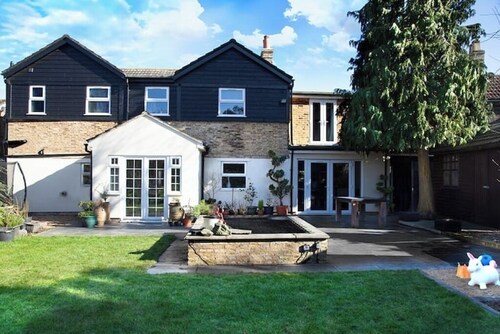 Stylish Norfolk Country House River/Large Garden & Koi