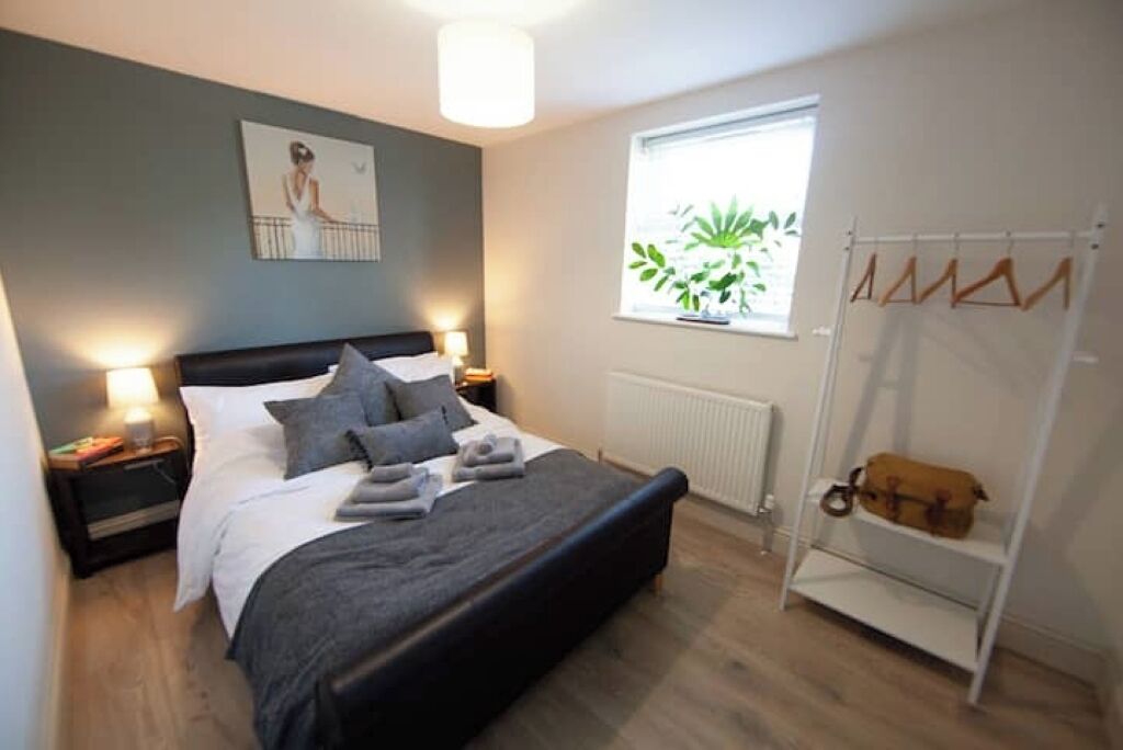 4 bedrooms, desk, iron/ironing board, travel crib