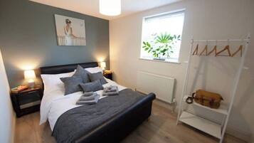 4 bedrooms, desk, iron/ironing board, travel cot