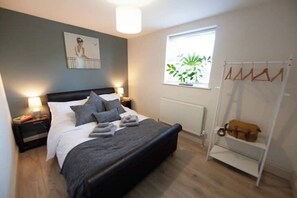 4 chambres, bureau, fer et planche à repasser, lit parapluie