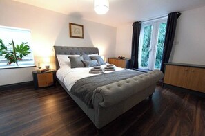 4 soveværelser, skrivebord, strygejern/strygebræt, weekendseng