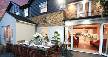 Stylish Norfolk Country House River/Large Garden & Koi
