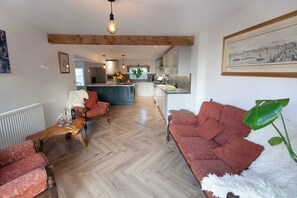 Télévision, livres, chaîne hi-fi, espaces bureaux