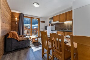 TV - 200m from resort center, 1st floor, view resort, swimming pool, balcony, tv, ski locker, 40m² (Les Orres)