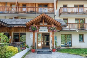 Exterior detail - 200m from resort center, 1st floor, view resort, swimming pool, balcony, tv, ski locker, 40m² (Les Orres)