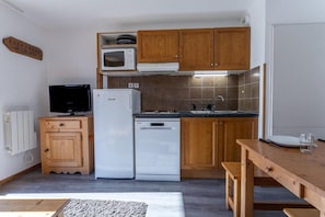Wasserkocher mit Kaffee-/Teezubehör, Kühlschrank, Mikrowelle
