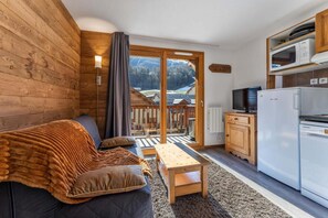 TV - 200m from resort center, 1st floor, view resort, swimming pool, balcony, tv, ski locker, 40m² (Les Orres)