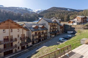 Exterior - 200m from resort center, 1st floor, view resort, swimming pool, balcony, tv, ski locker, 40m² (Les Orres)