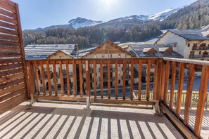 Property grounds - 200m from resort center, 1st floor, view resort, swimming pool, balcony, tv, ski locker, 40m² (Les Orres)