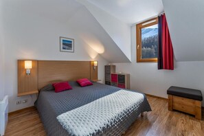2 bedrooms - 200m from resort center, 1st floor, view resort, swimming pool, balcony, tv, ski locker, 40m² (Les Orres)