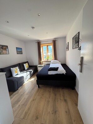 4 habitaciones, tabla de planchar con plancha, wifi y ropa de cama 