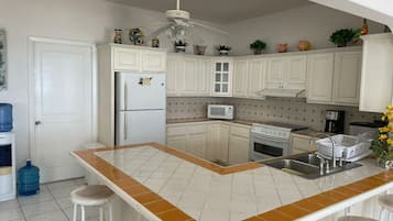 Fridge, microwave, oven, coffee/tea maker