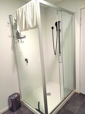 Sèche-cheveux, serviettes fournies, savon, papier toilette