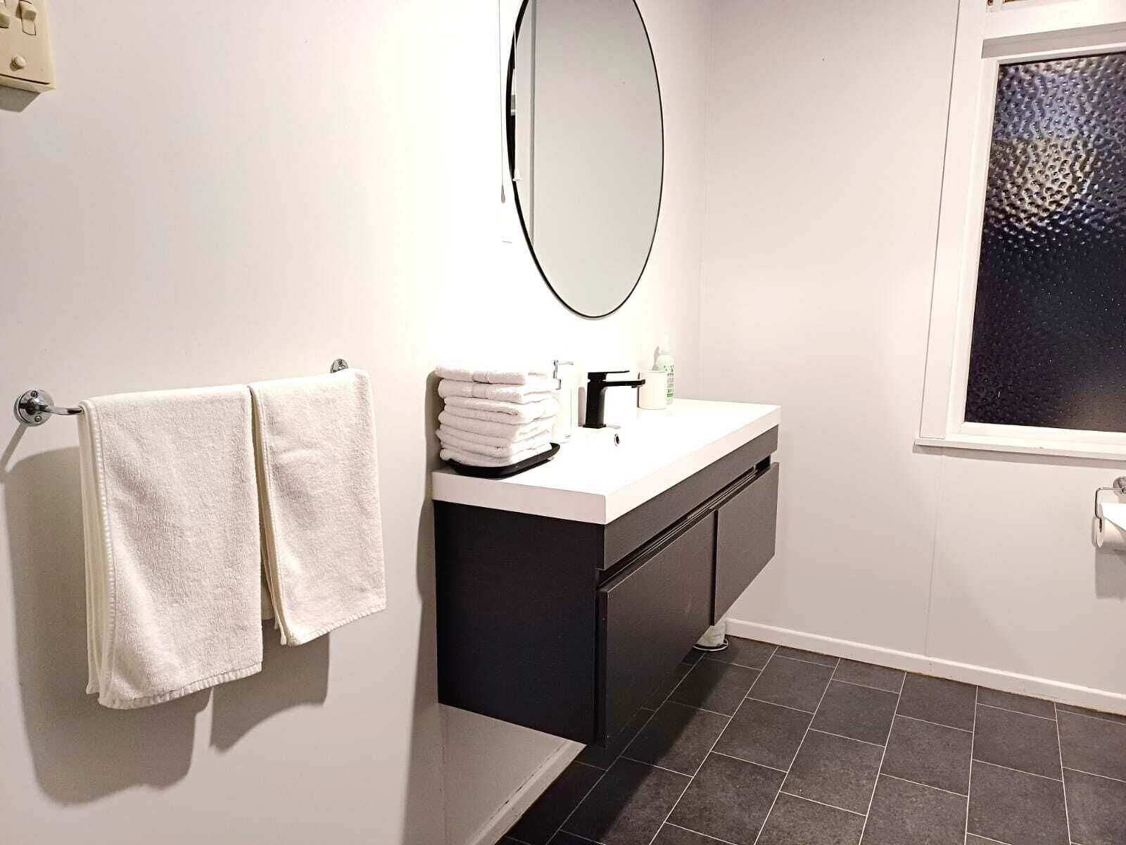 Hårføner, håndklær, såpe og toalettpapir