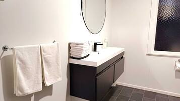 Hårføner, håndklær, såpe og toalettpapir