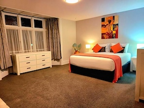 3 habitaciones, tabla de planchar con plancha, wifi y ropa de cama 
