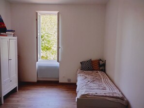 4 makuuhuonetta, silitysrauta/-lauta, Wi-Fi, vuodevaatteet