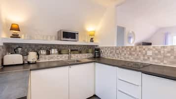 Fridge, microwave, stovetop, coffee/tea maker