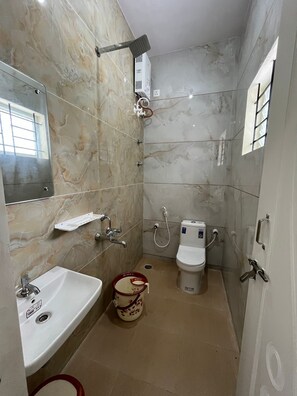 Ducha, toallas, jabón, shampoo