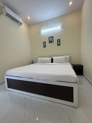 Deluxe Double Room, Balcony, Garden View - Sriram Guest House (Chikkamagaluru)