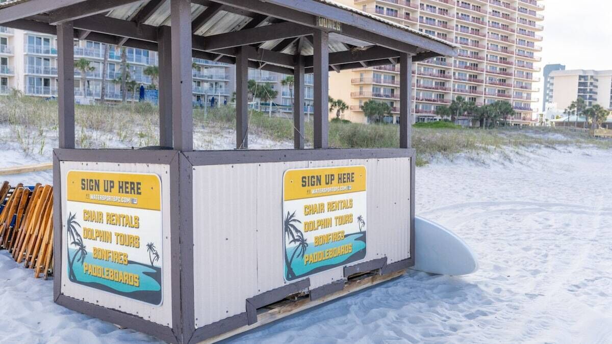 Un quiosco frente a la playa que ofrece alquiler de sillas, tours de avistamiento de delfines, fogatas y tablas de paddle surf.