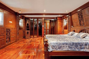 4 bedrooms, iron/ironing board, internet, bed sheets